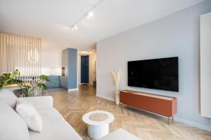 Μια τηλεόραση ή/και κέντρο ψυχαγωγίας στο BLUE HORIZON Self Check-in, Free Garage Parking, Invoice