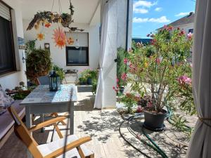 taras ze stołem, krzesłami i kwiatami w obiekcie Appartment Cerny w mieście Eisenstadt