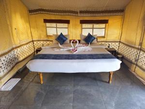 RiverView Tent Resort客房内的一张或多张床位