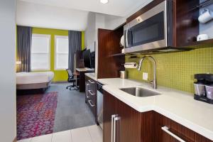 Home2 Suites by Hilton San Antonio Downtown - Riverwalk, TX的厨房或小厨房