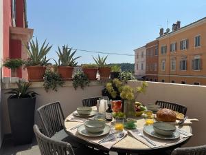 stół z talerzami żywności na balkonie w obiekcie 5c Luxury Apartment Rovinj w Rovinj