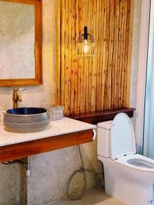 un baño con inodoro y lavabo en Tropical Crystal Villa, en Salad Beach