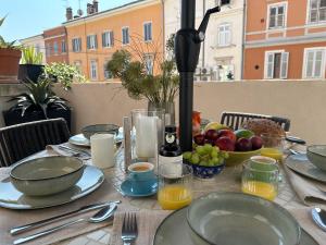 stół z talerzami żywności i owoców na nim w obiekcie 5c Luxury Apartment Rovinj w Rovinj