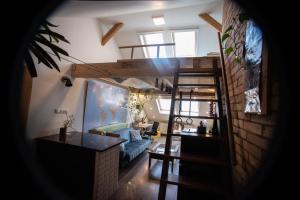 A kitchen or kitchenette at Treehouse apartment