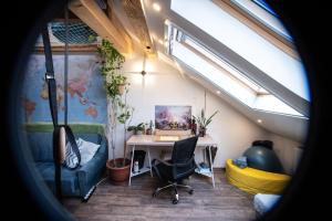 A seating area at Treehouse apartment