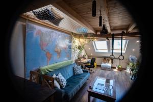 A seating area at Treehouse apartment
