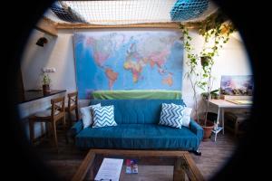 A seating area at Treehouse apartment