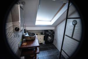 A kitchen or kitchenette at Treehouse apartment