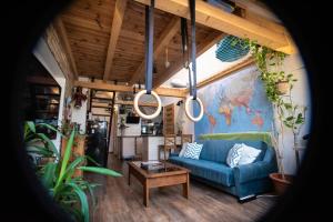 A seating area at Treehouse apartment