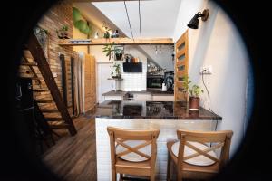 A kitchen or kitchenette at Treehouse apartment