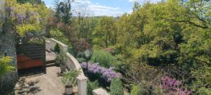 Vonkajšia záhrada v ubytovaní Gîte de charme atypique vue panoramique