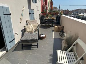 patio z krzesłami i stołem na balkonie w obiekcie 5c Luxury Apartment Rovinj w Rovinj