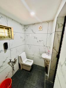 Munroe IslandMundro Garden Homestay的带马桶和水槽的浴室 更多37张照片