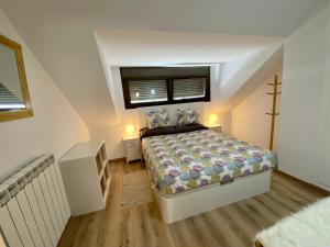 una piccola camera da letto con un letto e una finestra di Casa Cris Encamp a Encamp