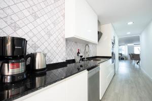 A kitchen or kitchenette at Vistas al mar - Primera línea playa de Malagueta