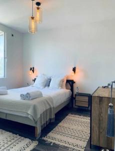 Un dormitorio con una cama grande con sábanas blancas. en House for 18 people with cinema Place Morny, en Deauville