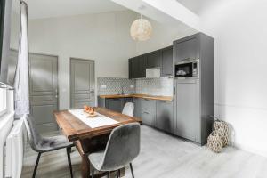 Una cocina con una mesa y sillas de madera. en House for 18 people with cinema Place Morny, en Deauville 19 fotos más