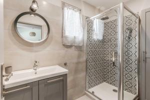 Un baño con ducha, lavabo y espejo. en House for 18 people with cinema Place Morny, en Deauville