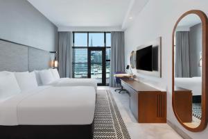 Postel nebo postele na pokoji v ubytování The First Collection Dubai Waterfront