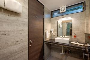 un bagno con lavandino e specchio di Freesia Resort by Express Inn a Nashik
