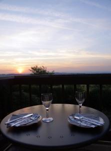 un tavolo con due bicchieri da vino sopra di Ruhige Ferienwohnung mit Fernblick a Modautal