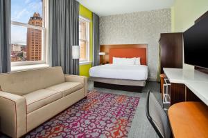 Home2 Suites by Hilton San Antonio Downtown - Riverwalk, TX客房内的一张或多张床位