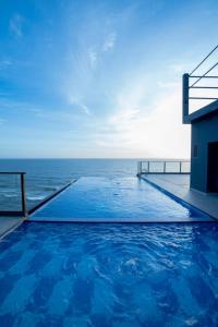 una piscina con el océano al fondo en Luxury ocean-view apartment in Colombo 03, en Colombo