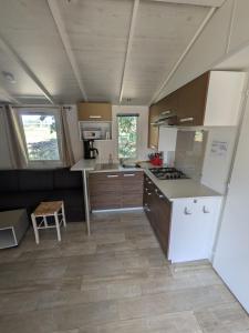 O bucătărie sau chicinetă la Mobil home 4x8m et terrasse 18m2 +4 fotografii