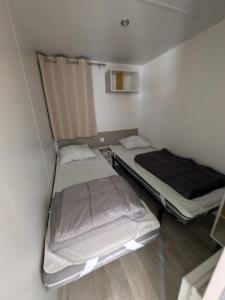 Un pat sau paturi într-o cameră la Mobil home 4x8m et terrasse 18m2