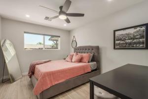 a bedroom with a bed and a ceiling fan at 4 Brdm 6 Beds Pool PetsOK Fenced Yard in Scottsdale +12 photos