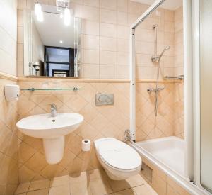 un bagno con lavandino, wc e doccia di Hotel Hvar a Jelsa (Gelsa)