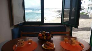 Caleta de CaballoにあるCaleta Caballo Beachの果物鉢と果物鉢