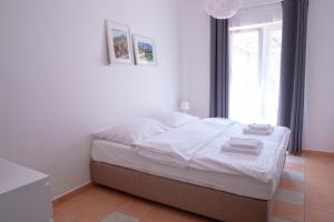 Posteľ alebo postele v izbe v ubytovaní Amenity Apartmány Perná