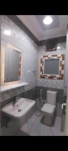 Koupelna v ubytování شقة فندقية