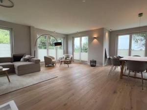 una sala de estar con un sofá y una mesa en Ferienhaus Reethauszeit, en Dranske