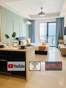 TV a/nebo společenská místnost v ubytování R&F PRINCESS COVE BY HOMEFORT SUITES