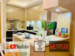 Kuchyň nebo kuchyňský kout v ubytování R&F PRINCESS COVE BY HOMEFORT SUITES