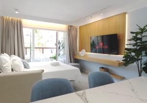 Μια τηλεόραση ή/και κέντρο ψυχαγωγίας στο TMS Andorra Luxury ApartHotel, Las Americas, Pool&Beach