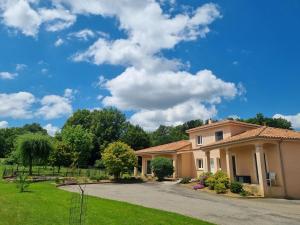 a house with a driveway in a yard at Chambre a la campagne in Saint-Martin-de-Jussac