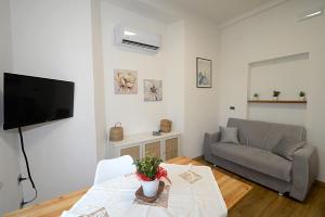 a living room with a couch and a table at Casa Parisina in Chianciano Terme