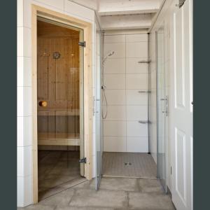a bathroom with a shower and a tub at Blinkfüer in Nordhorn