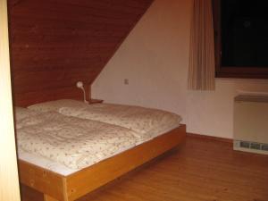 a small bed in a room with a staircase at Ferienhof Beimler in Waldthurn
