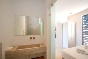 a bathroom with a sink and a mirror at Villa NOMA - Apartment with Lovely View I 5 min from Beach I Free SUP in Jan Thiel