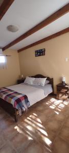 Hostal Km Zero El Huertillo客房内的一张或多张床位