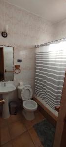 Hostal Km Zero El Huertillo的一间浴室
