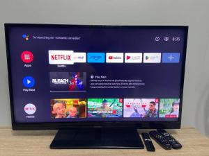 un monitor su un tavolo con telecomando di Eisya Homestay Emerald Avenue Brinchang a Brinchang