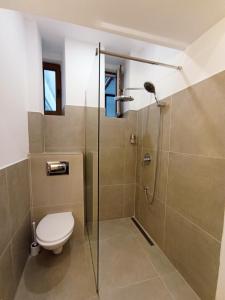 Et badeværelse på Art & Cozy Apartments