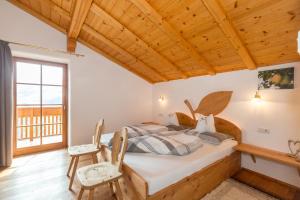 Ένα ή περισσότερα κρεβάτια σε δωμάτιο στο Obergostnerhof