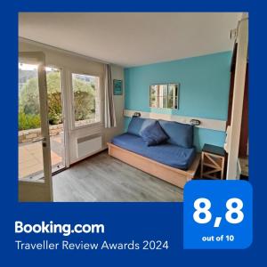 a bedroom with a bunk bed and a window at Location Appartement Arzon (56640) 4 personnes in Arzon