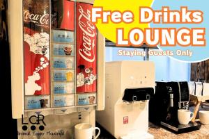 un negozio con una sala con bevande gratuite e una macchina per il caffè di LOW COST RESORT NAHA AiRPORT a Naha